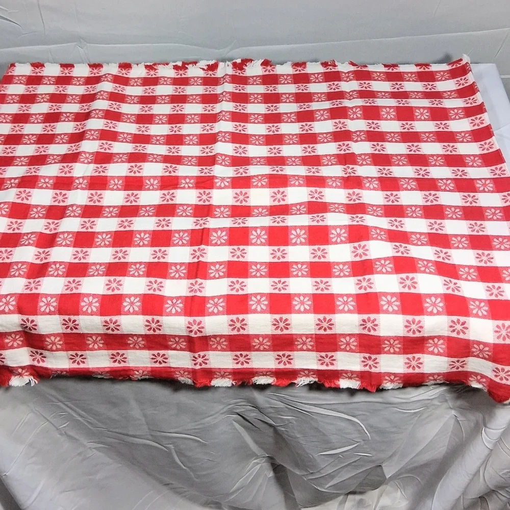 Set Of 2 Tablecloths Flannel Red And White 56x46 & Yellow Floral Cloth 88"x80" - Picture 2 of 14